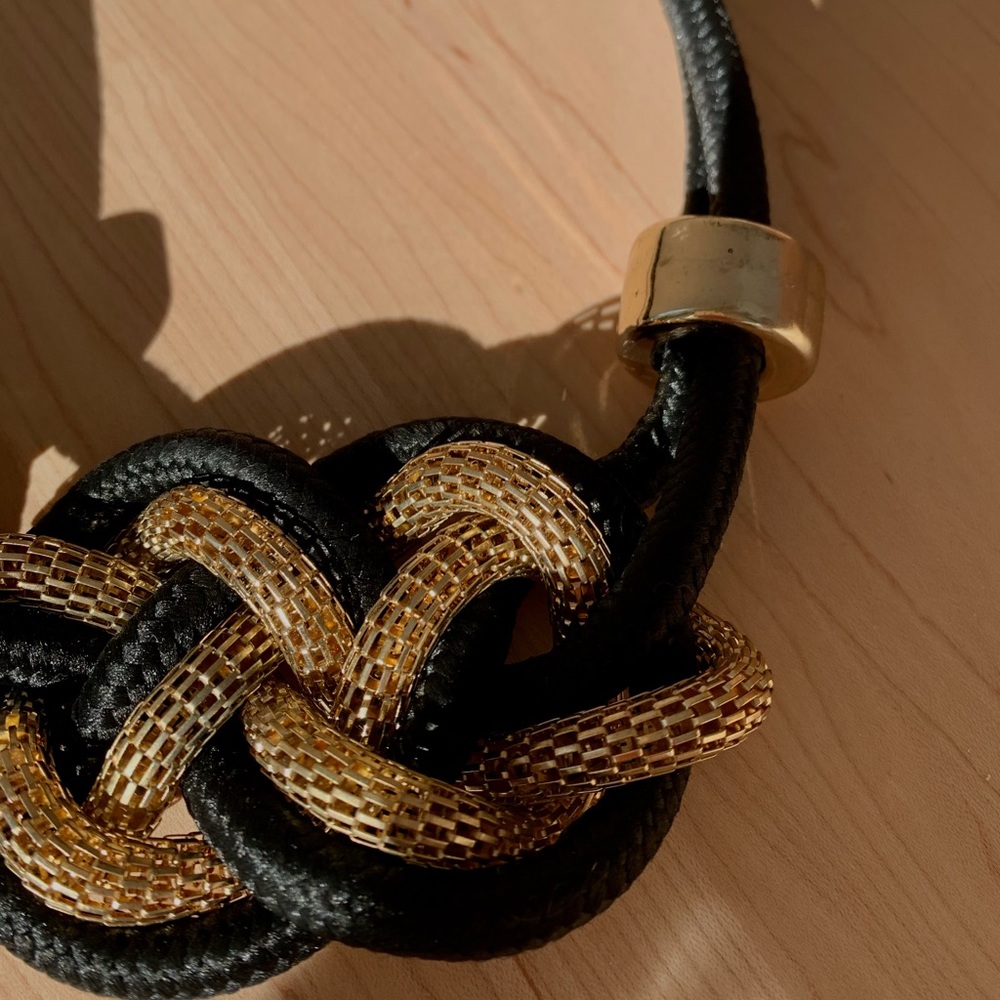 NECKLACE | BLACK AND GOLD - Picture 2 of 3